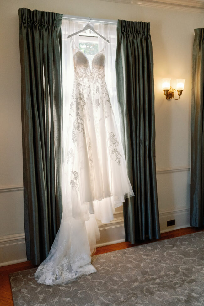 Lindsay & Jason: A Classic and Classy New England Shore Wedding